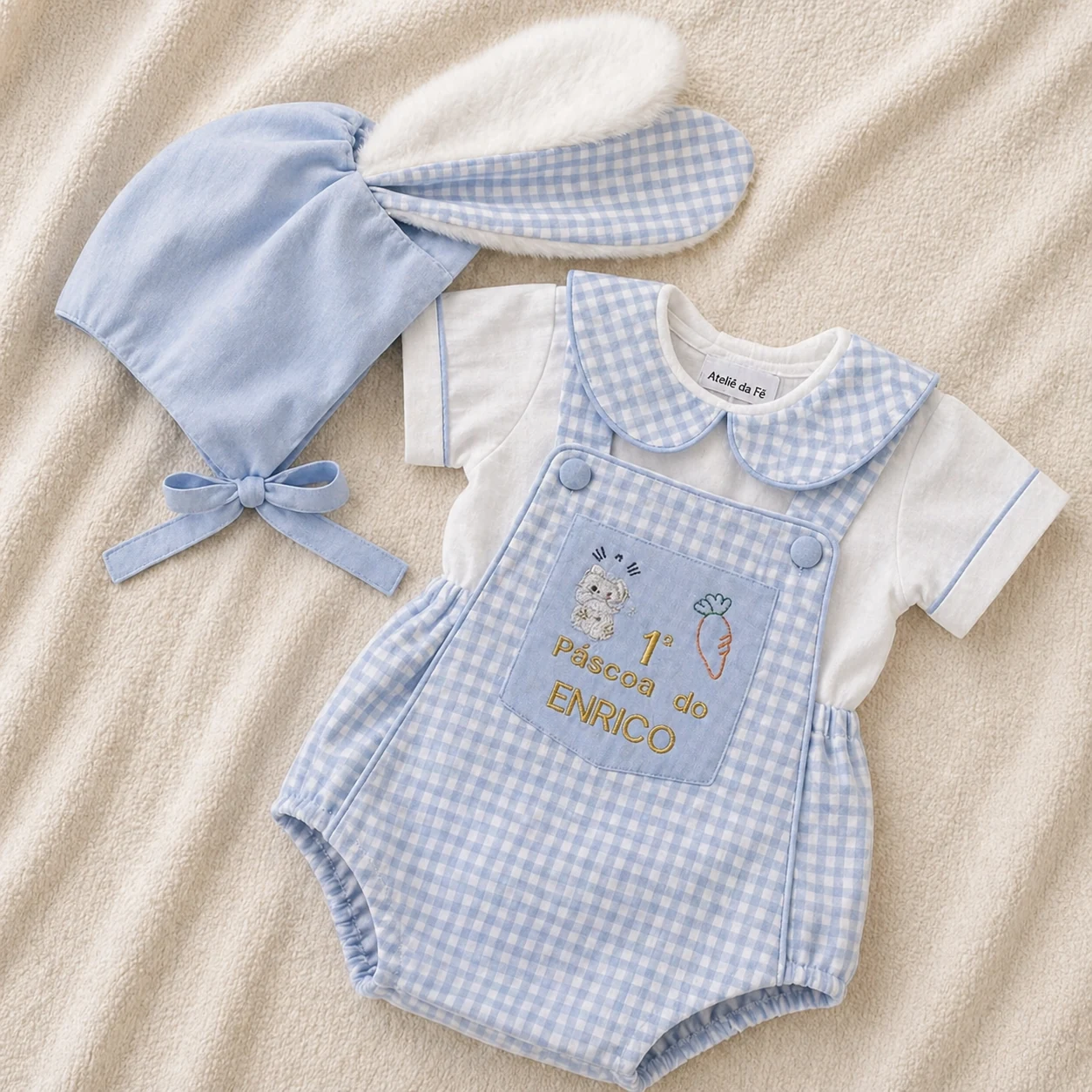 Romper de Páscoa em xadrez azul-bebê com capuz orelhas-de-coelho e bordado primeira páscoa personalizada